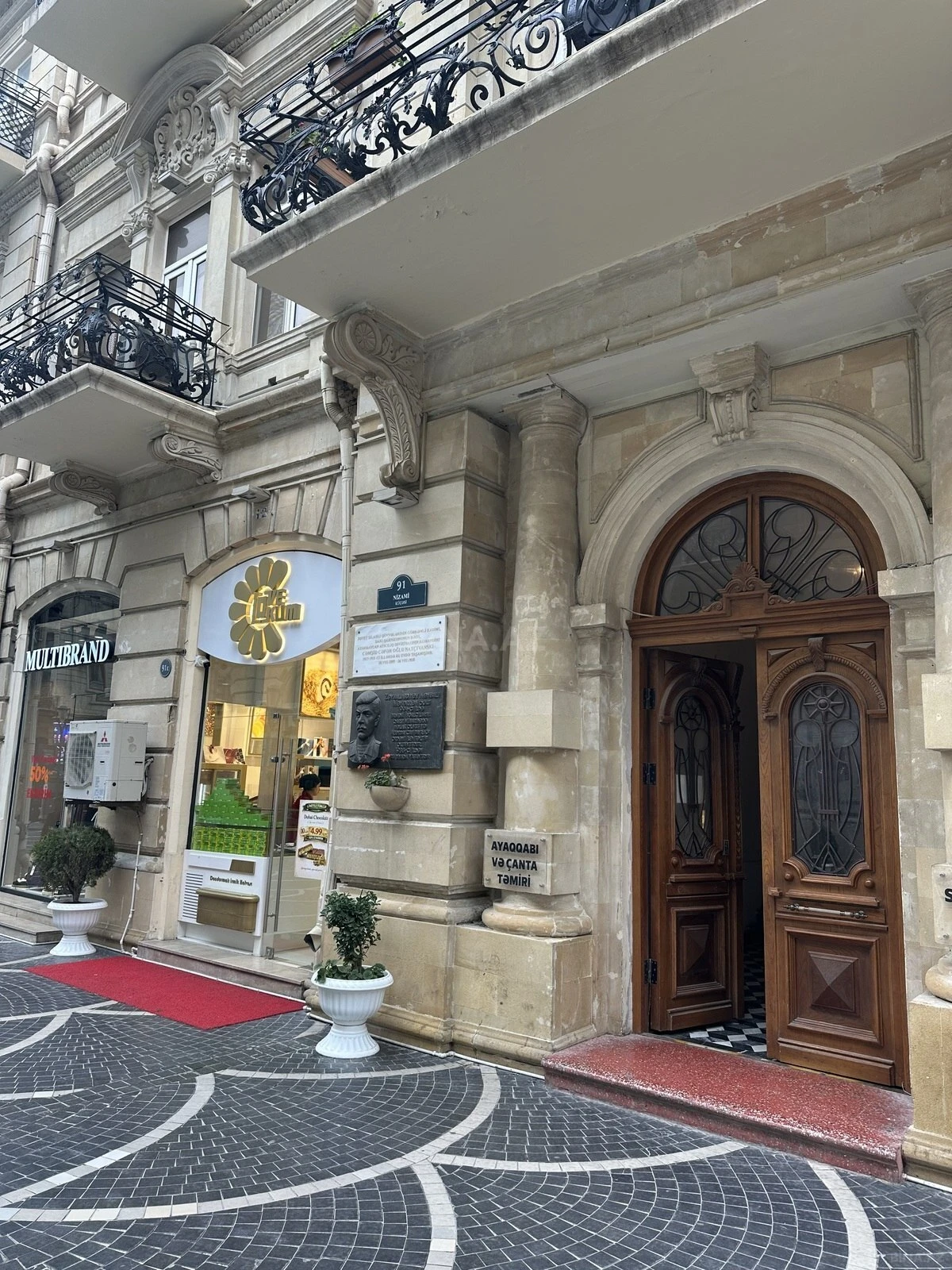 Satılır 6 otaqlı mənzil 320 m²