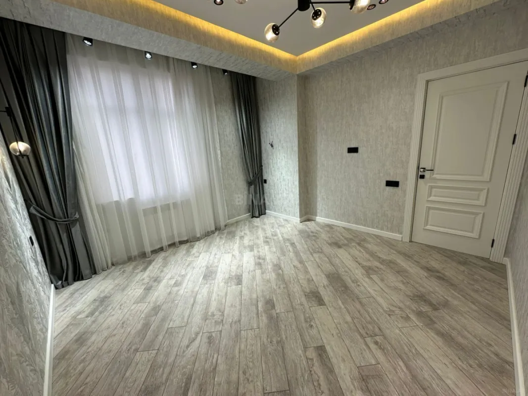 Satılır 4 otaqlı mənzil 125 m²