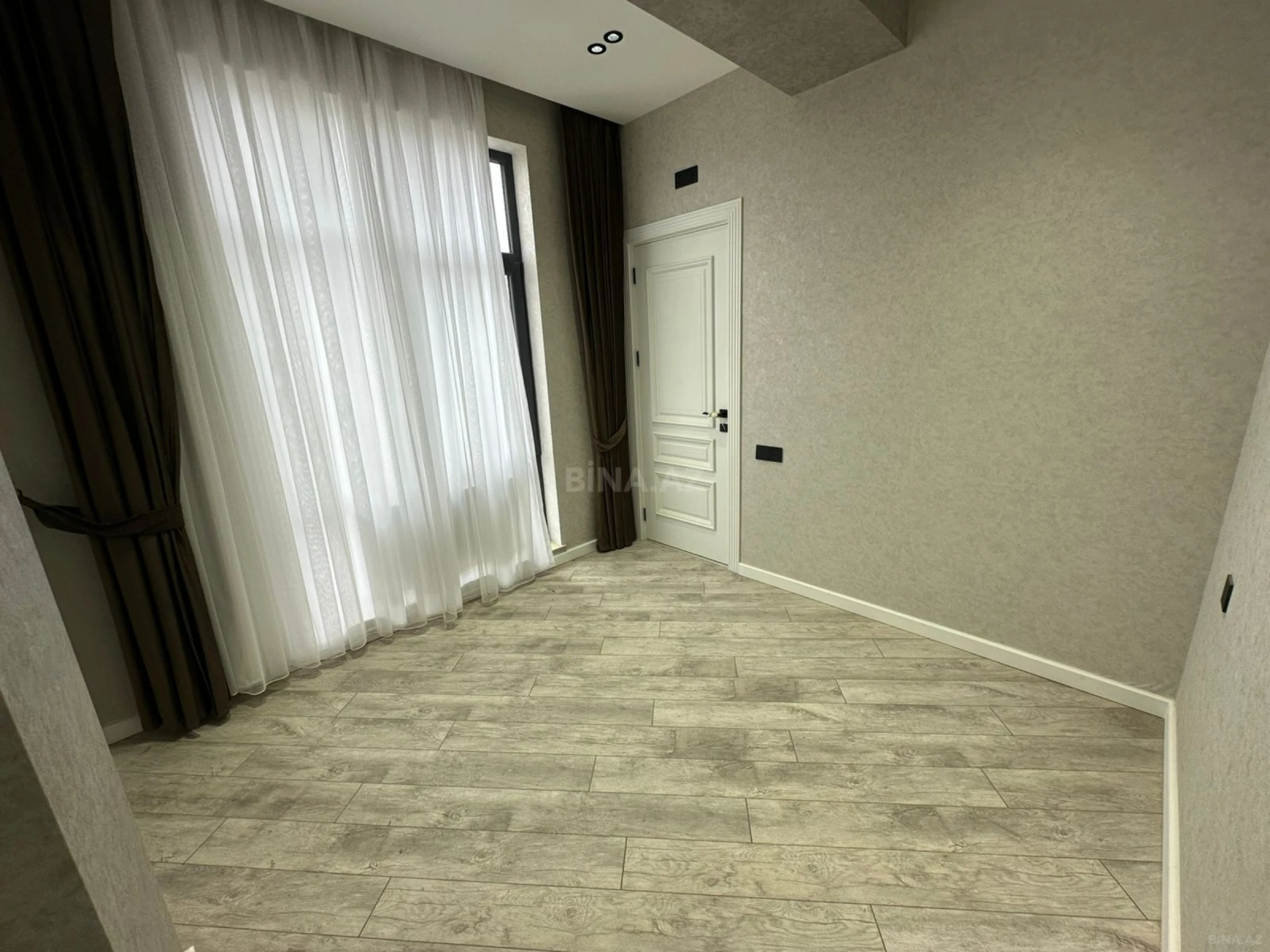 Satılır 4 otaqlı mənzil 125 m²