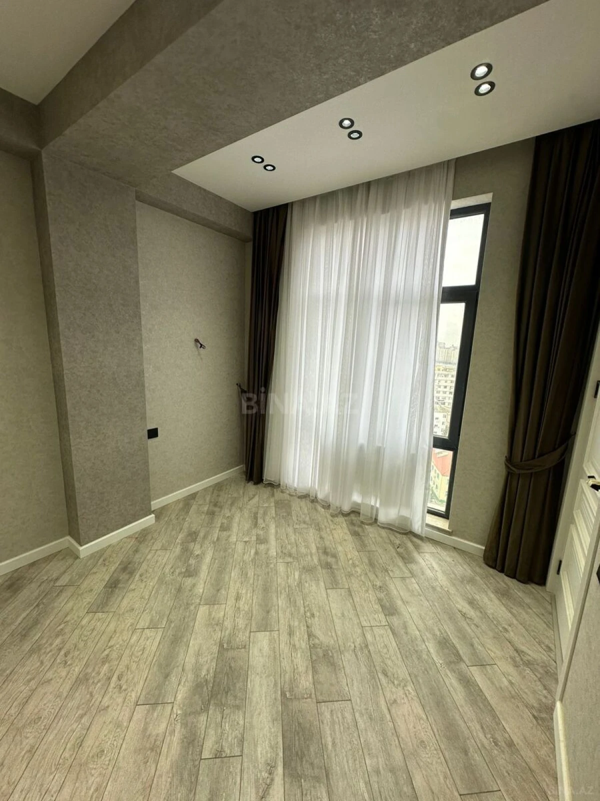 Satılır 4 otaqlı mənzil 125 m²