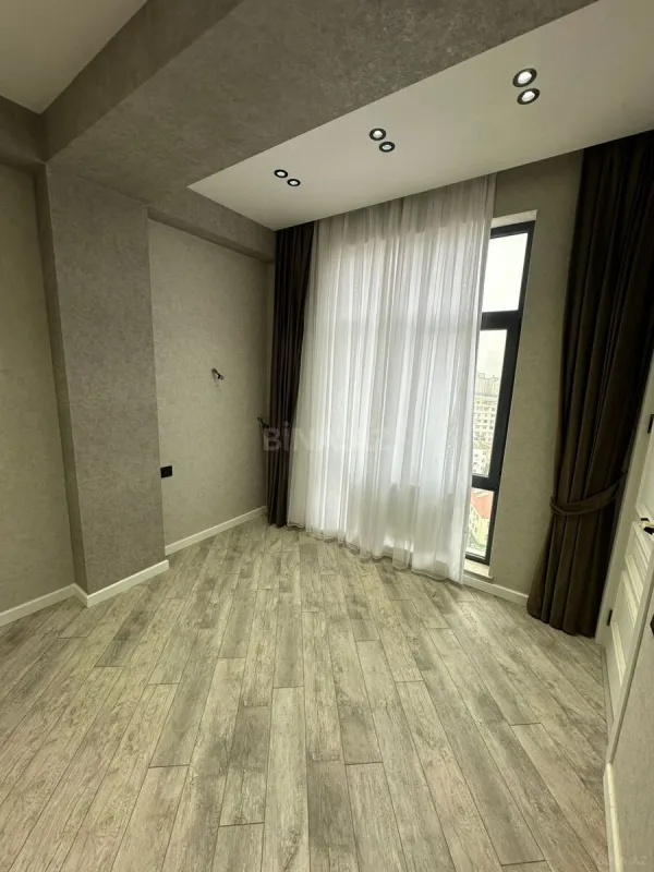Satılır 4 otaqlı mənzil 125 m²