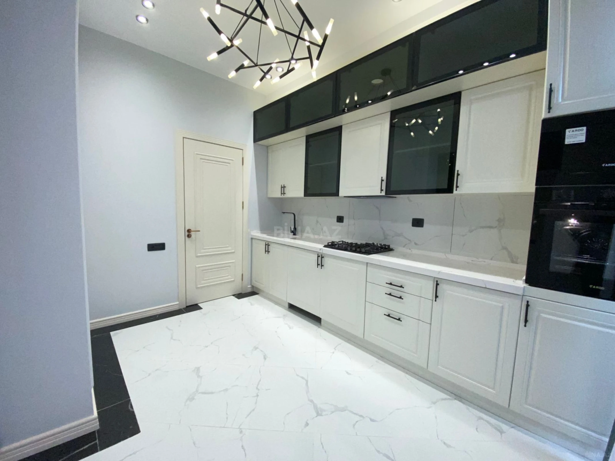 Satılır 3 otaqlı mənzil 132 m²