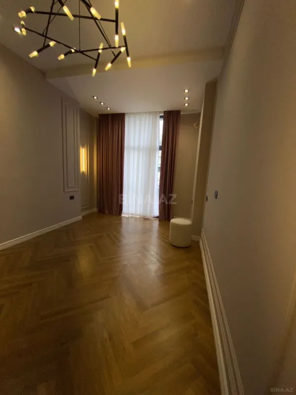Satılır 3 otaqlı mənzil 132 m²