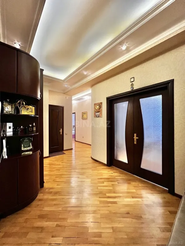 Satılır 3 otaqlı mənzil 152 m²