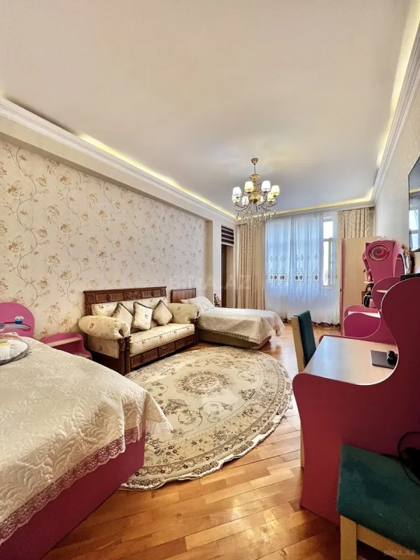 Satılır 3 otaqlı mənzil 152 m²