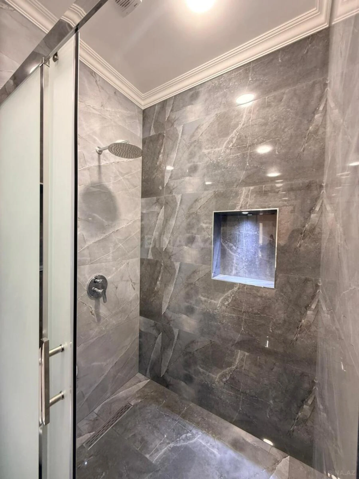 Kirayə verilir 3 otaqlı mənzil 148 m²