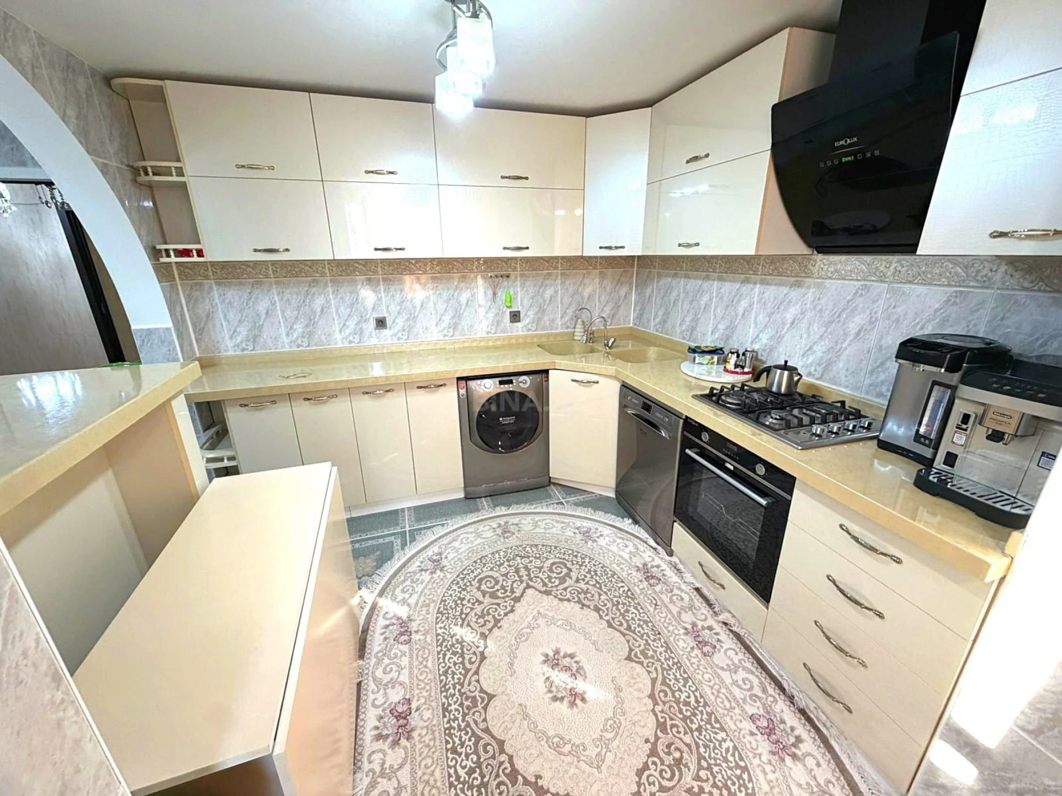Satılır 5 otaqlı mənzil 120 m²
