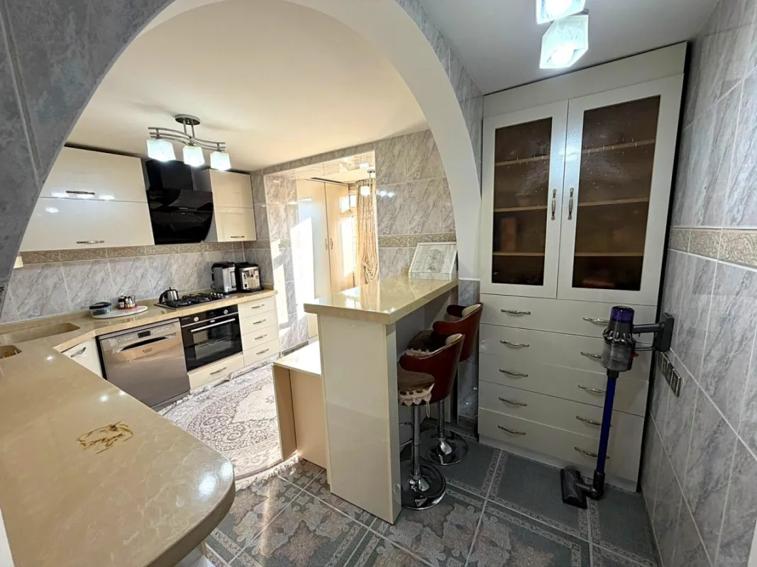 Satılır 5 otaqlı mənzil 120 m²