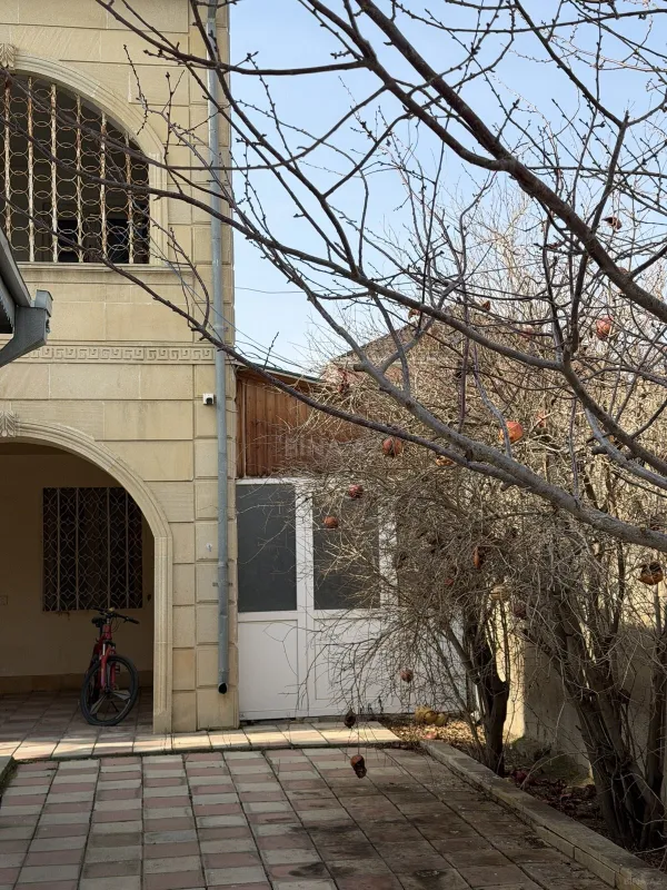 Satılır 10 otaqlı həyət evi 400 m²