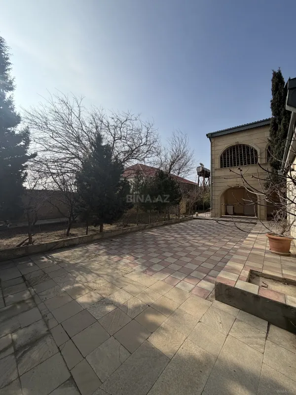 Satılır 10 otaqlı həyət evi 400 m²