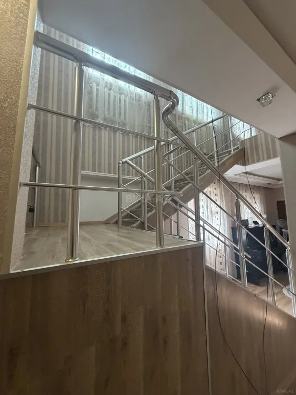 Satılır 10 otaqlı həyət evi 400 m²