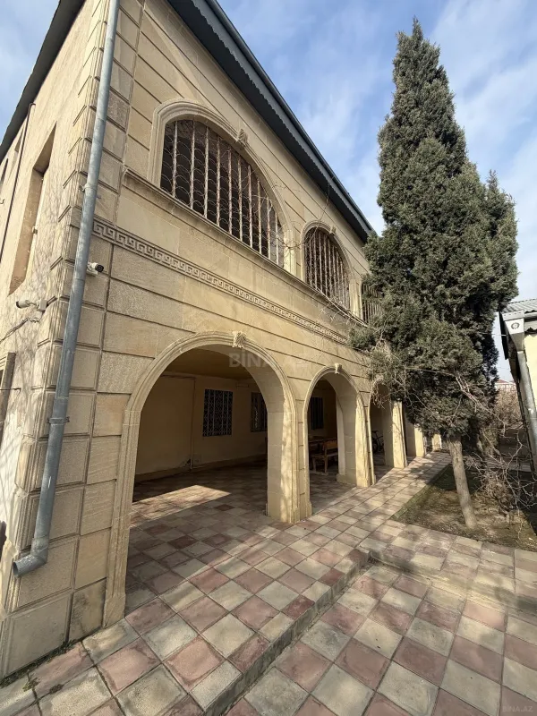 Satılır 10 otaqlı həyət evi 400 m²