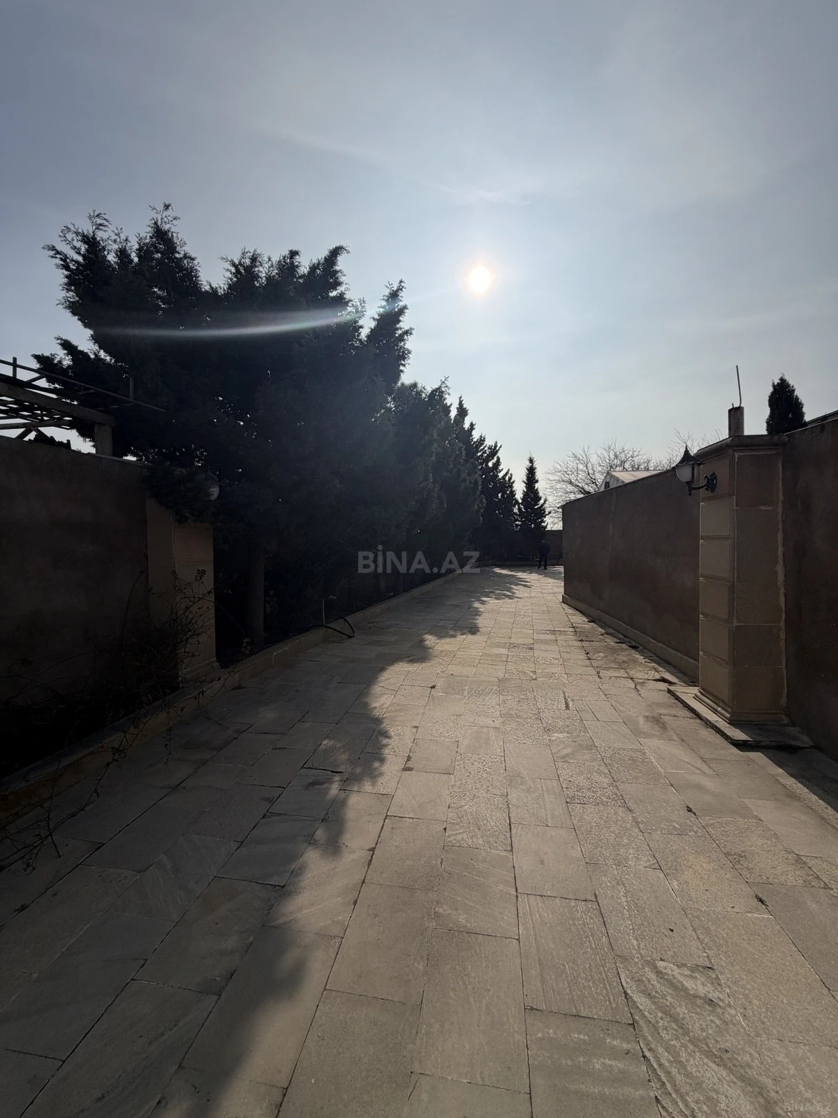 Satılır 10 otaqlı həyət evi 400 m²