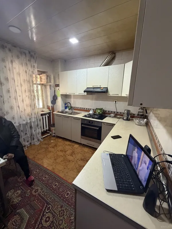 Satılır 10 otaqlı həyət evi 400 m²