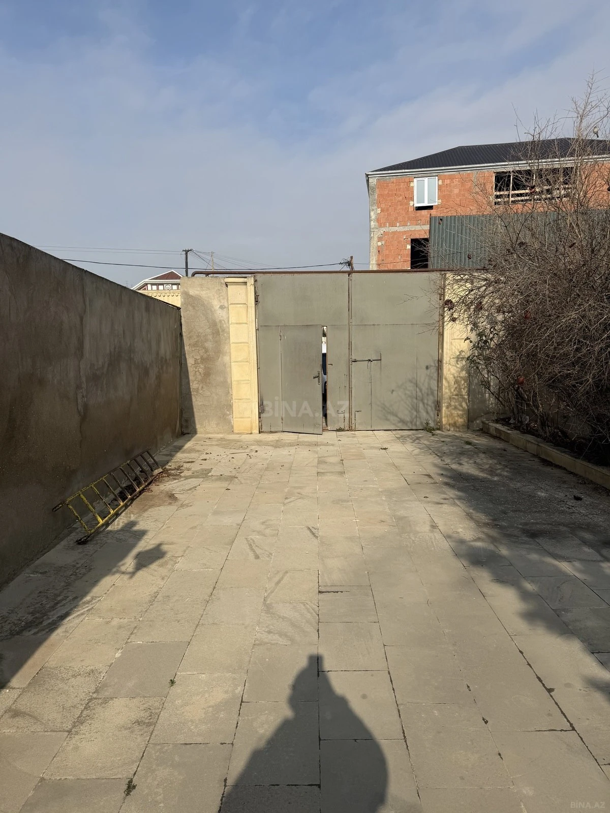 Satılır 10 otaqlı həyət evi 400 m²