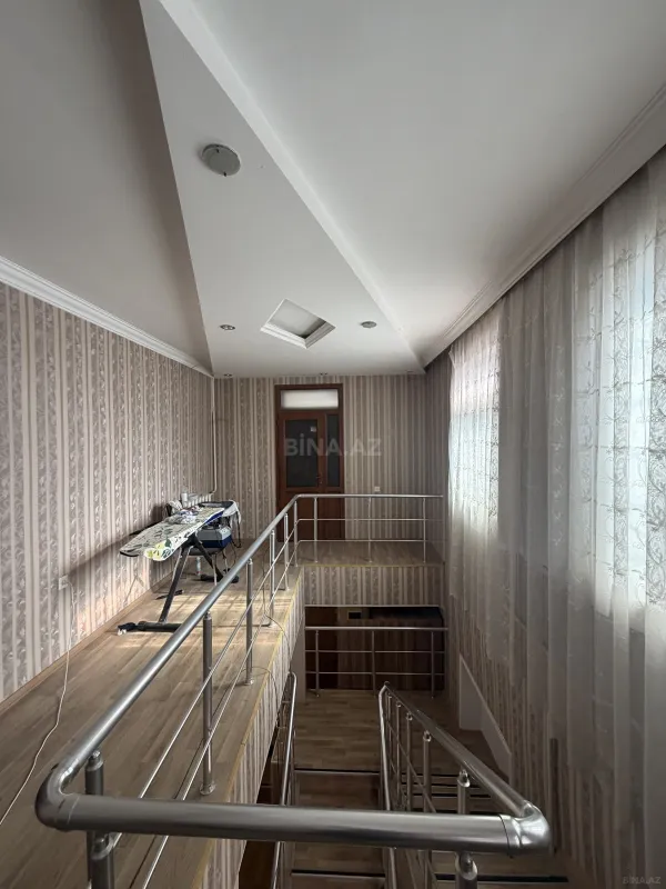Satılır 10 otaqlı həyət evi 400 m²