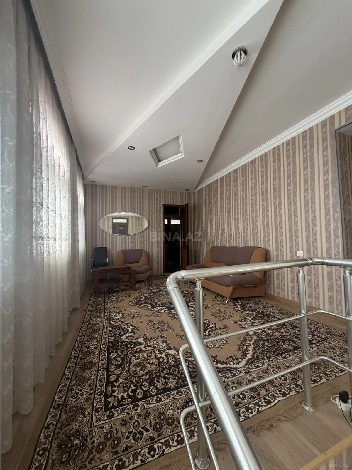 Satılır 10 otaqlı həyət evi 400 m²