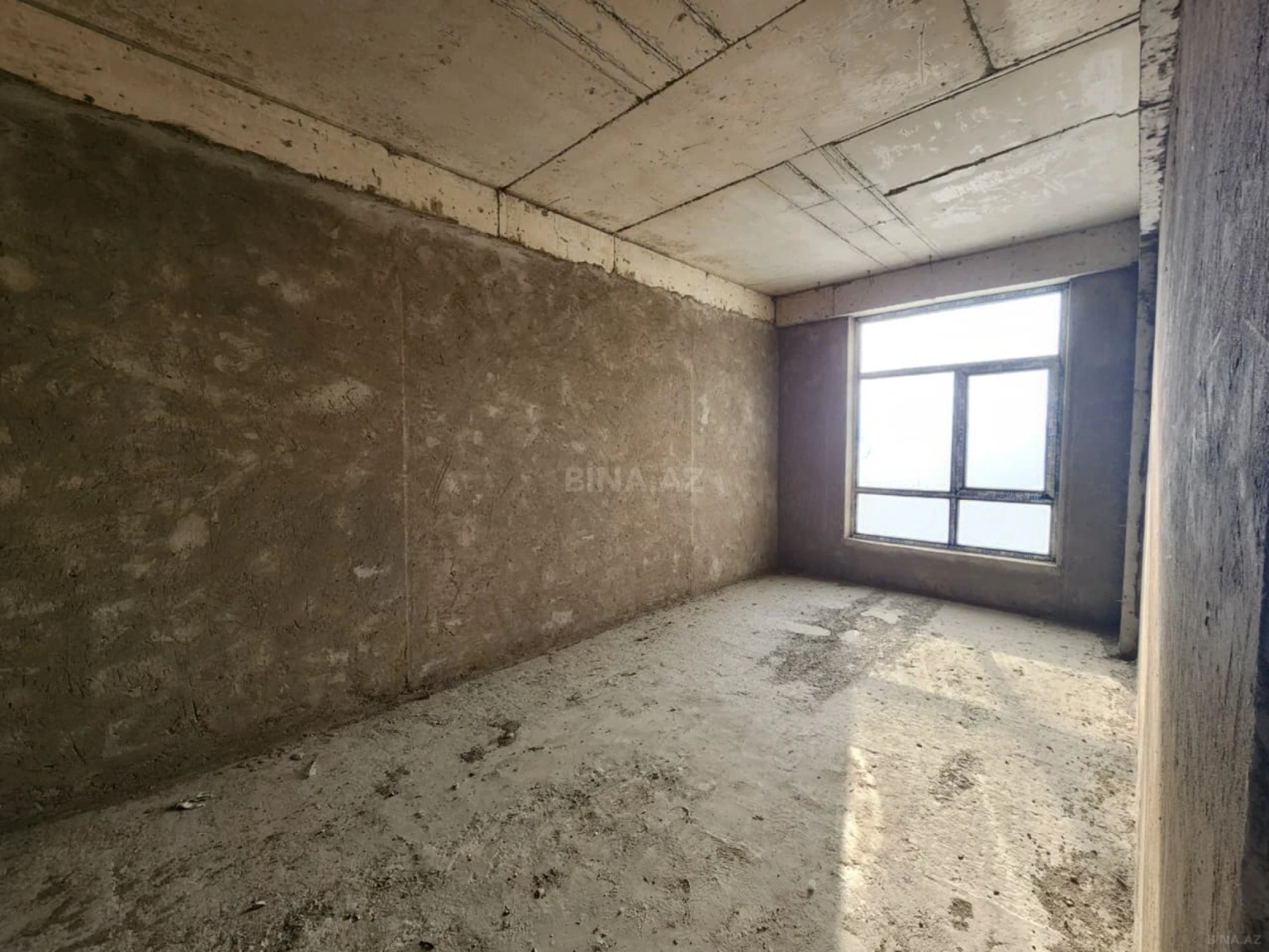 Satılır 4 otaqlı mənzil 196 m²