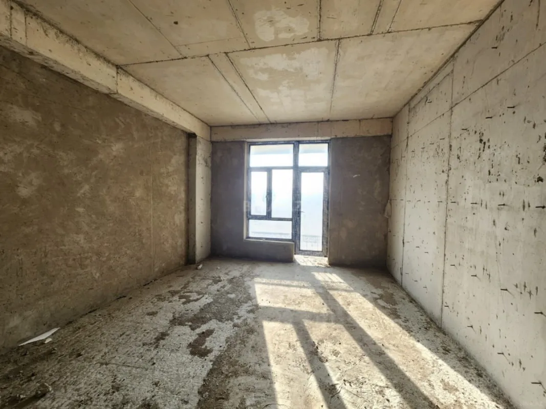 Satılır 4 otaqlı mənzil 196 m²