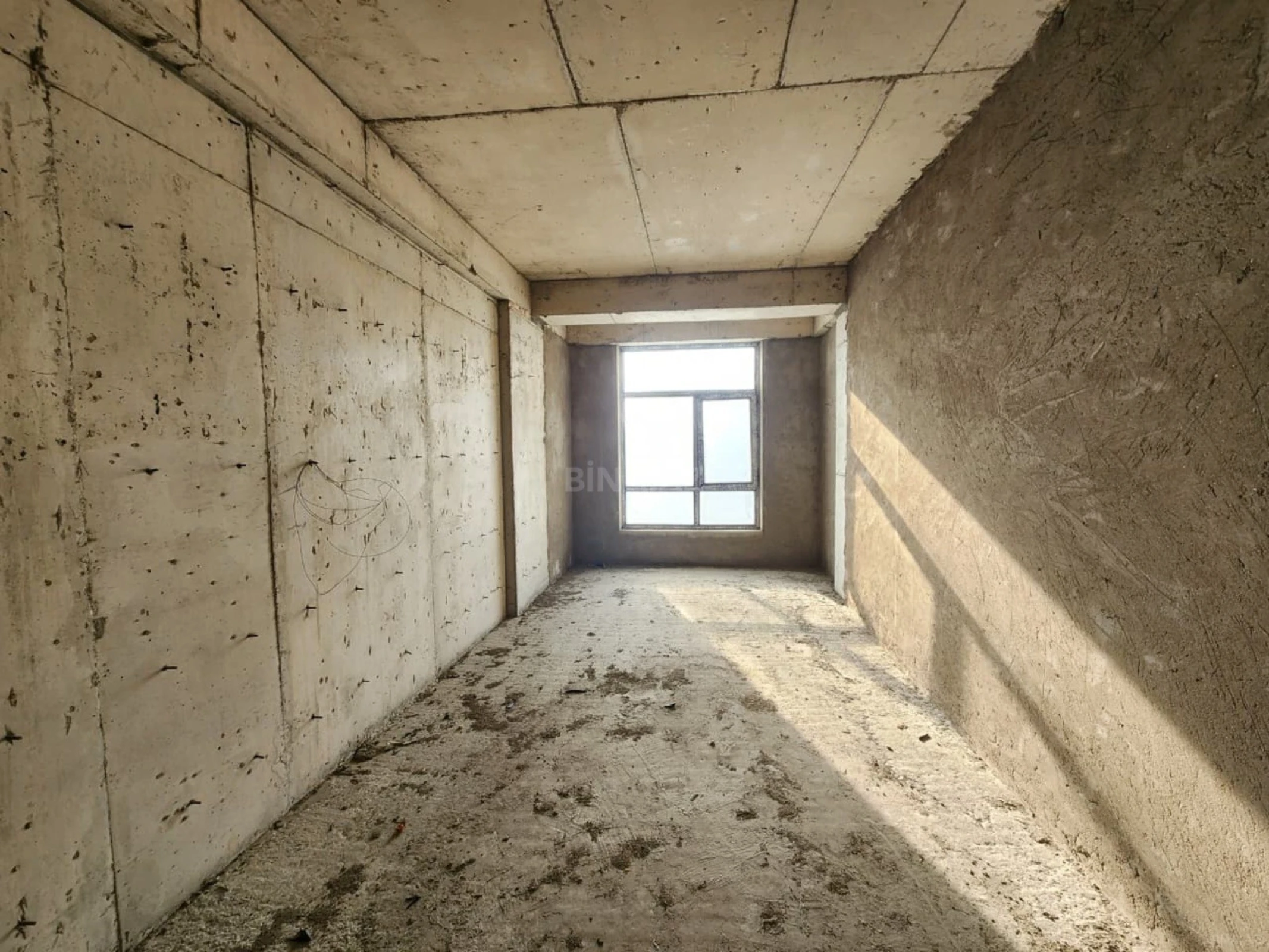 Satılır 4 otaqlı mənzil 196 m²