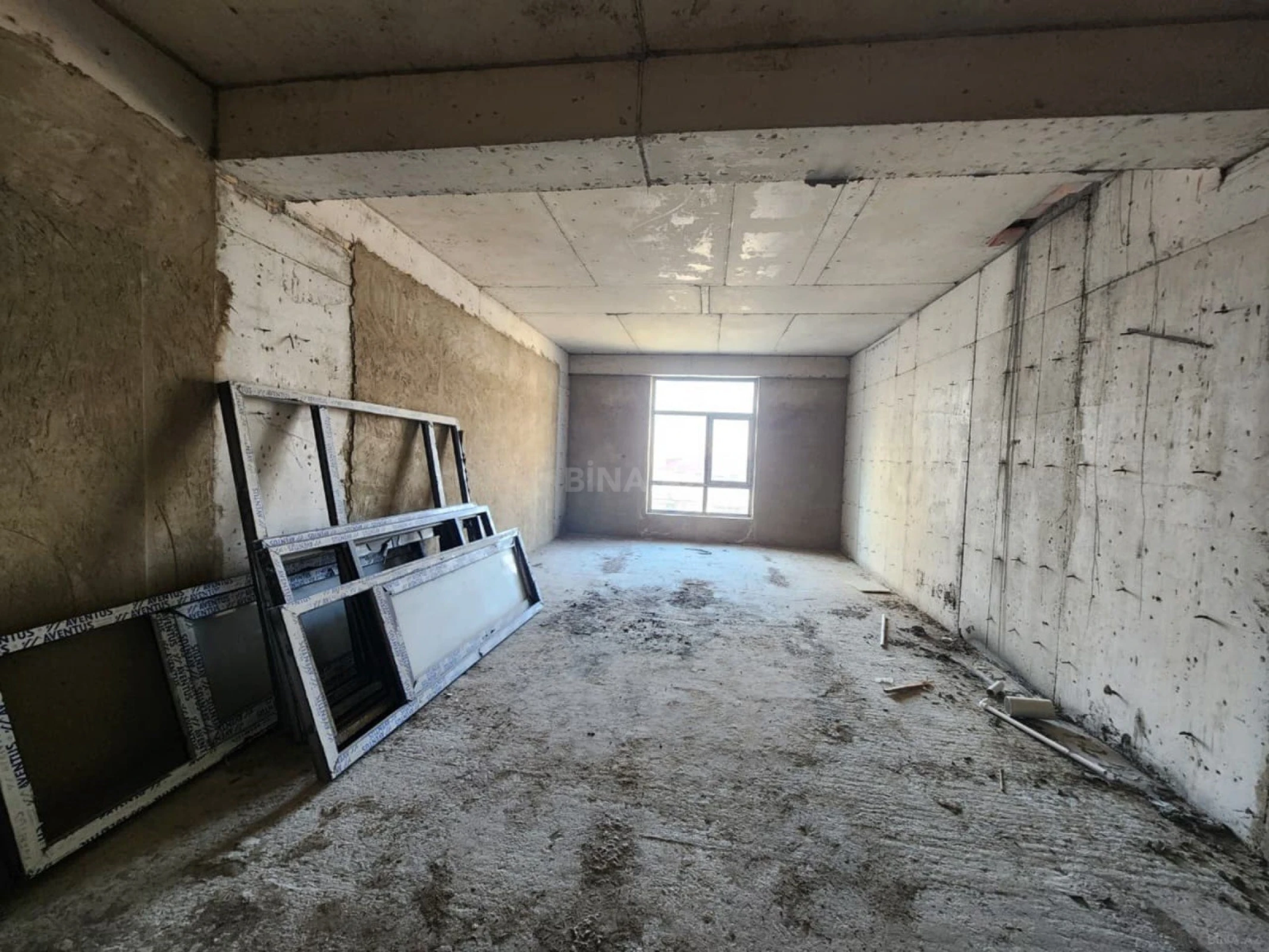 Satılır 4 otaqlı mənzil 196 m²