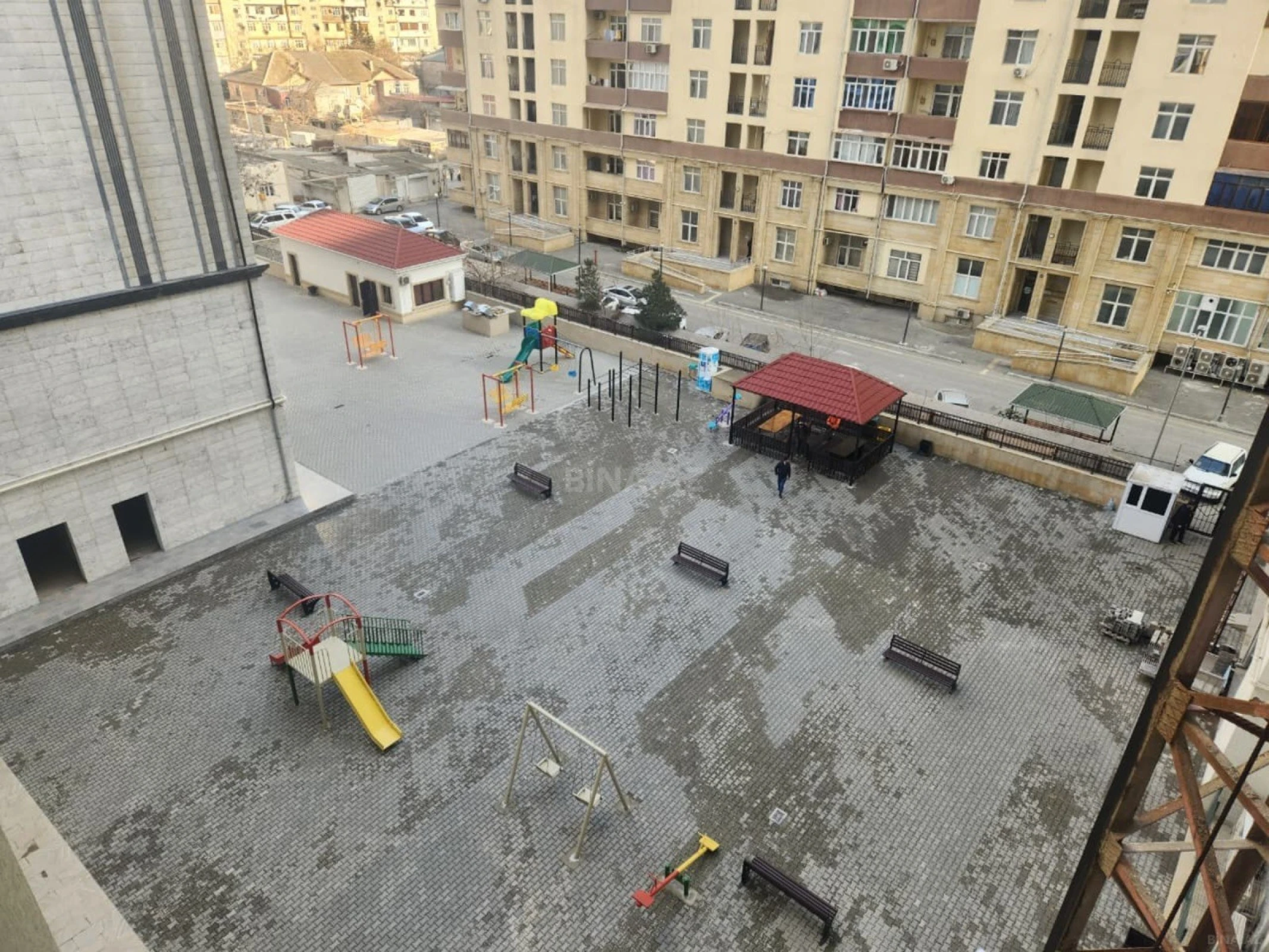 Satılır 4 otaqlı mənzil 196 m²