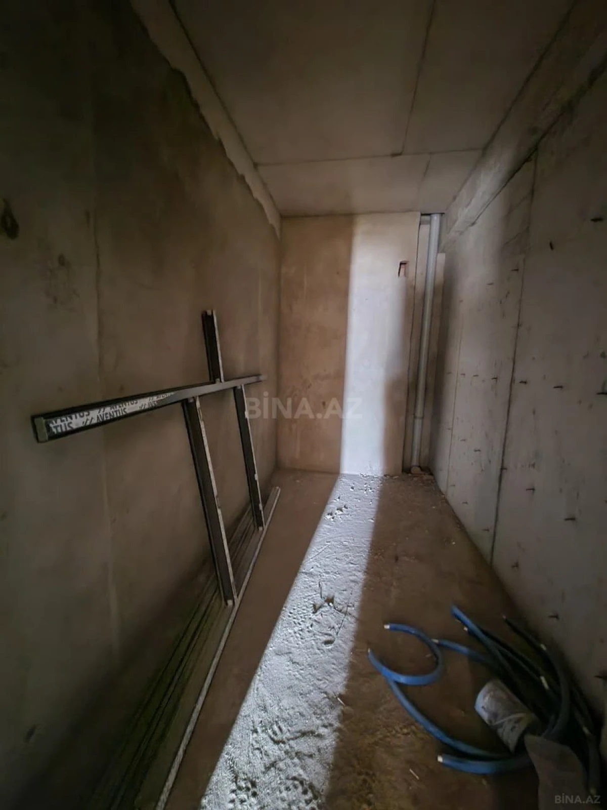 Satılır 4 otaqlı mənzil 196 m²