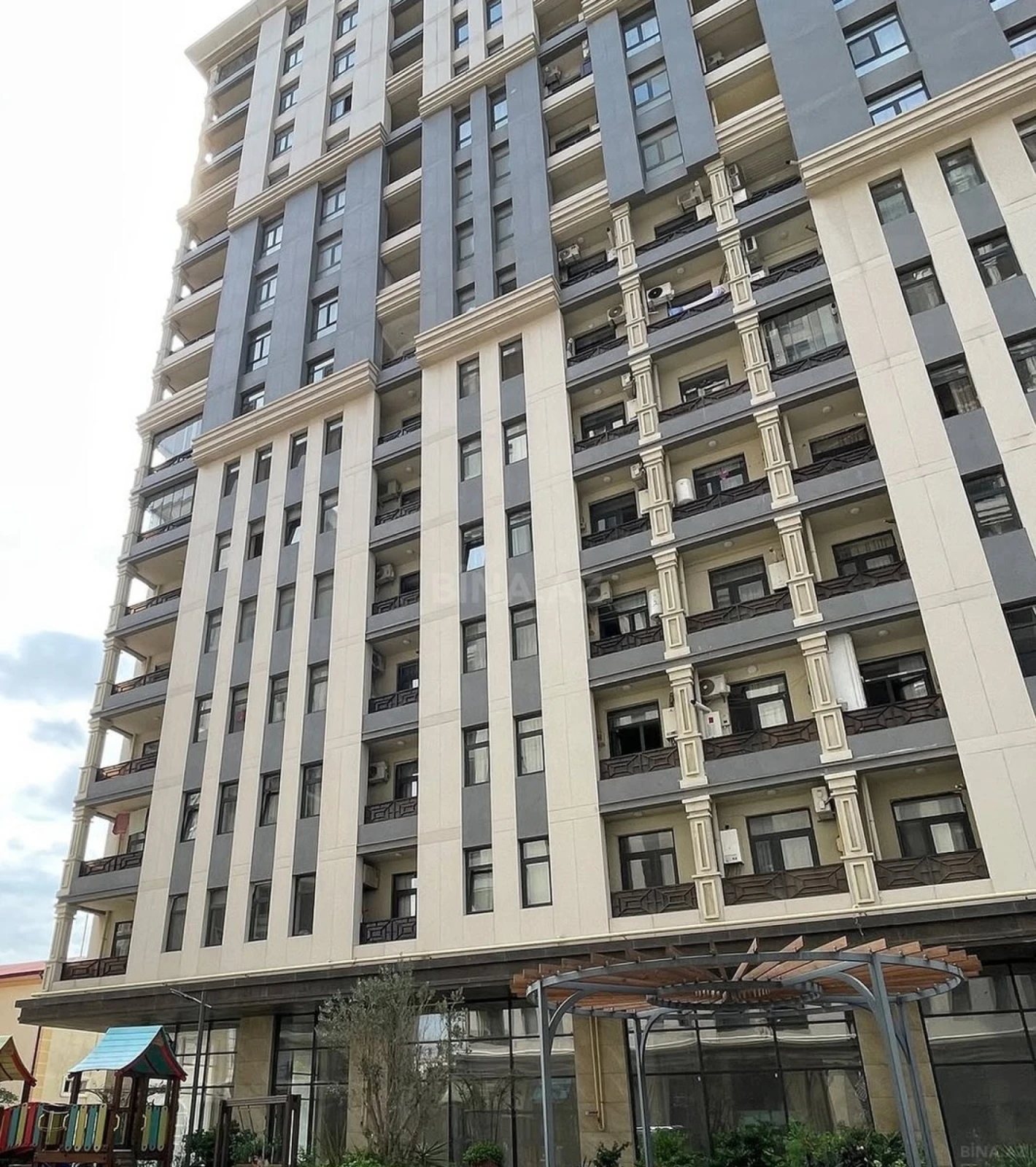 Satılır 3 otaqlı mənzil 114 m²