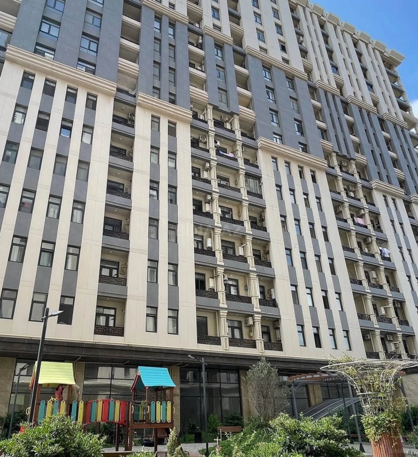 Satılır 3 otaqlı mənzil 114 m²