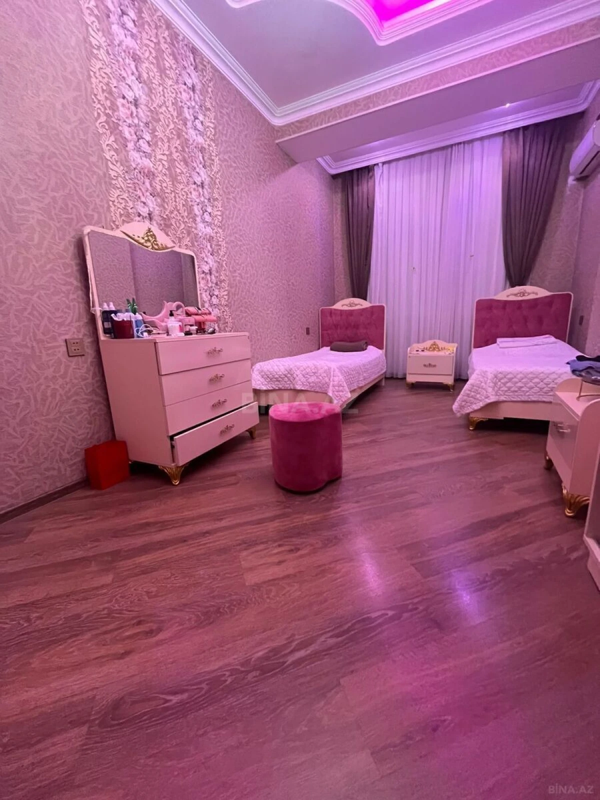 Satılır 3 otaqlı mənzil 135 m²