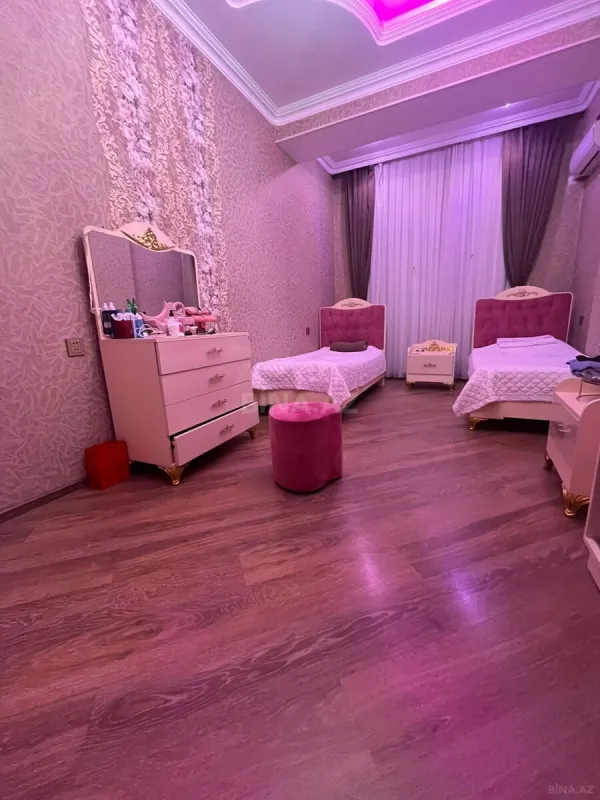 Satılır 3 otaqlı mənzil 135 m²