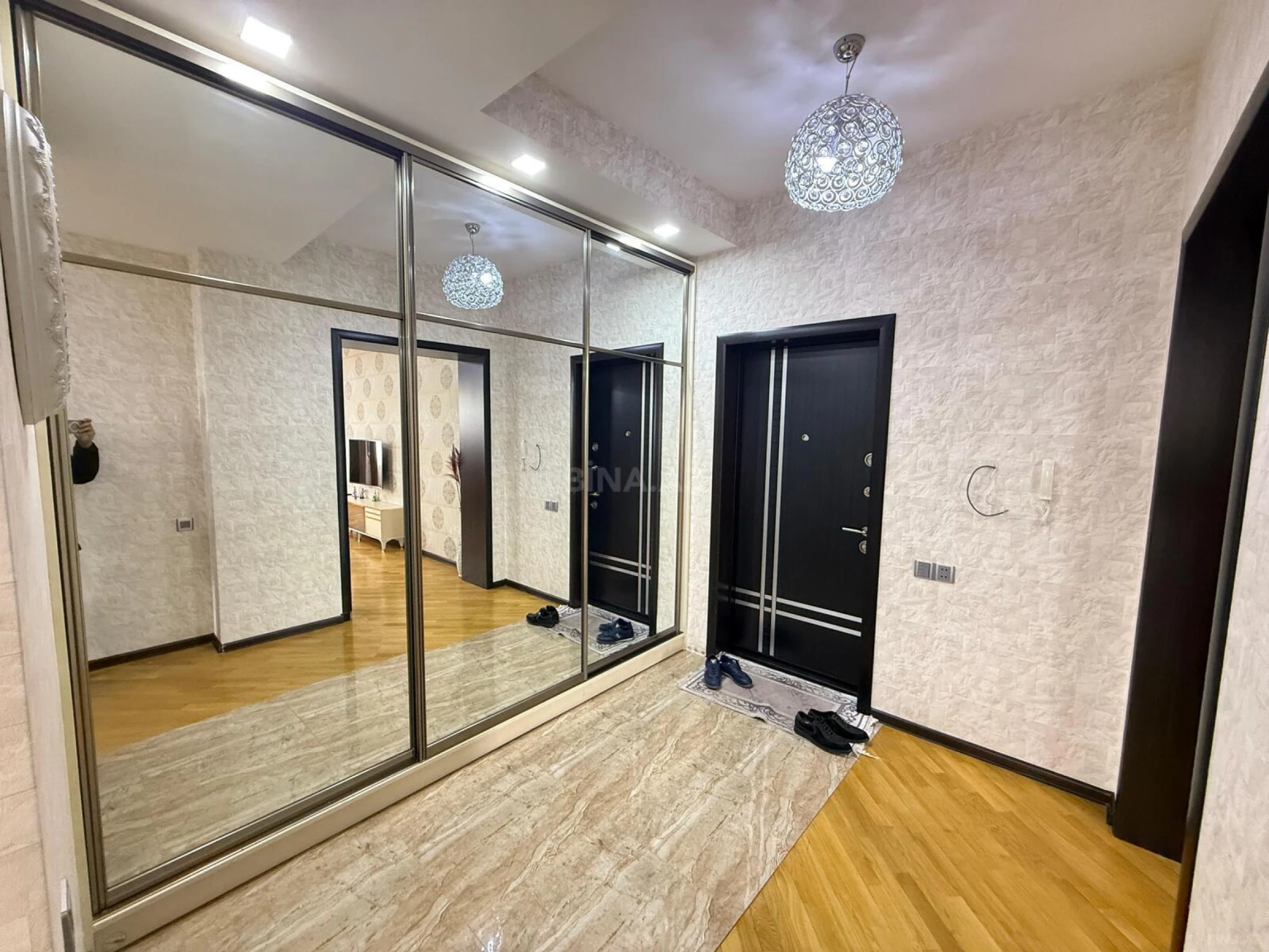Satılır 3 otaqlı mənzil 109 m²