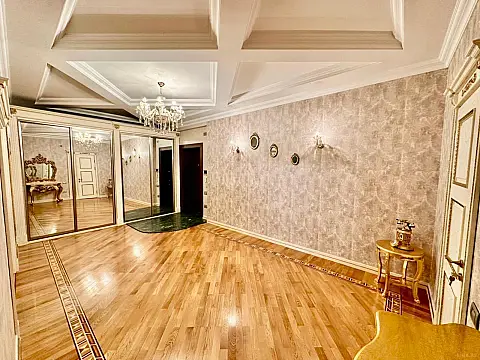 Satılır 4 otaqlı mənzil 210 m²
