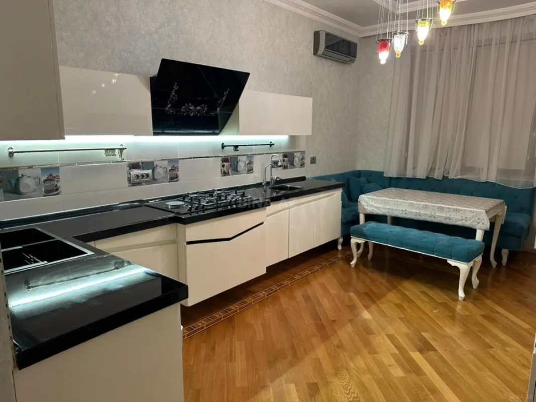 Satılır 4 otaqlı mənzil 210 m²