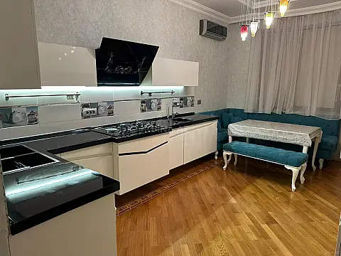 Satılır 4 otaqlı mənzil 210 m²