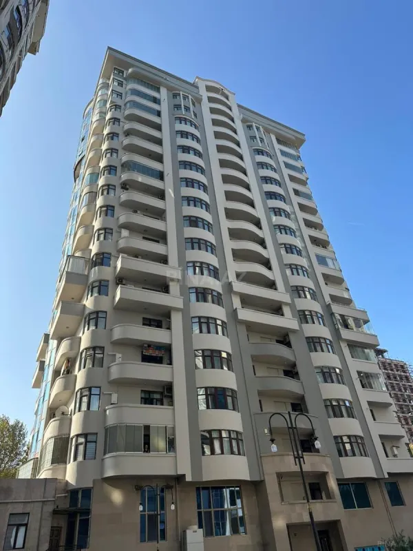 Satılır 4 otaqlı mənzil 210 m²