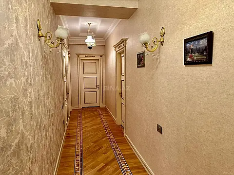 Satılır 4 otaqlı mənzil 210 m²