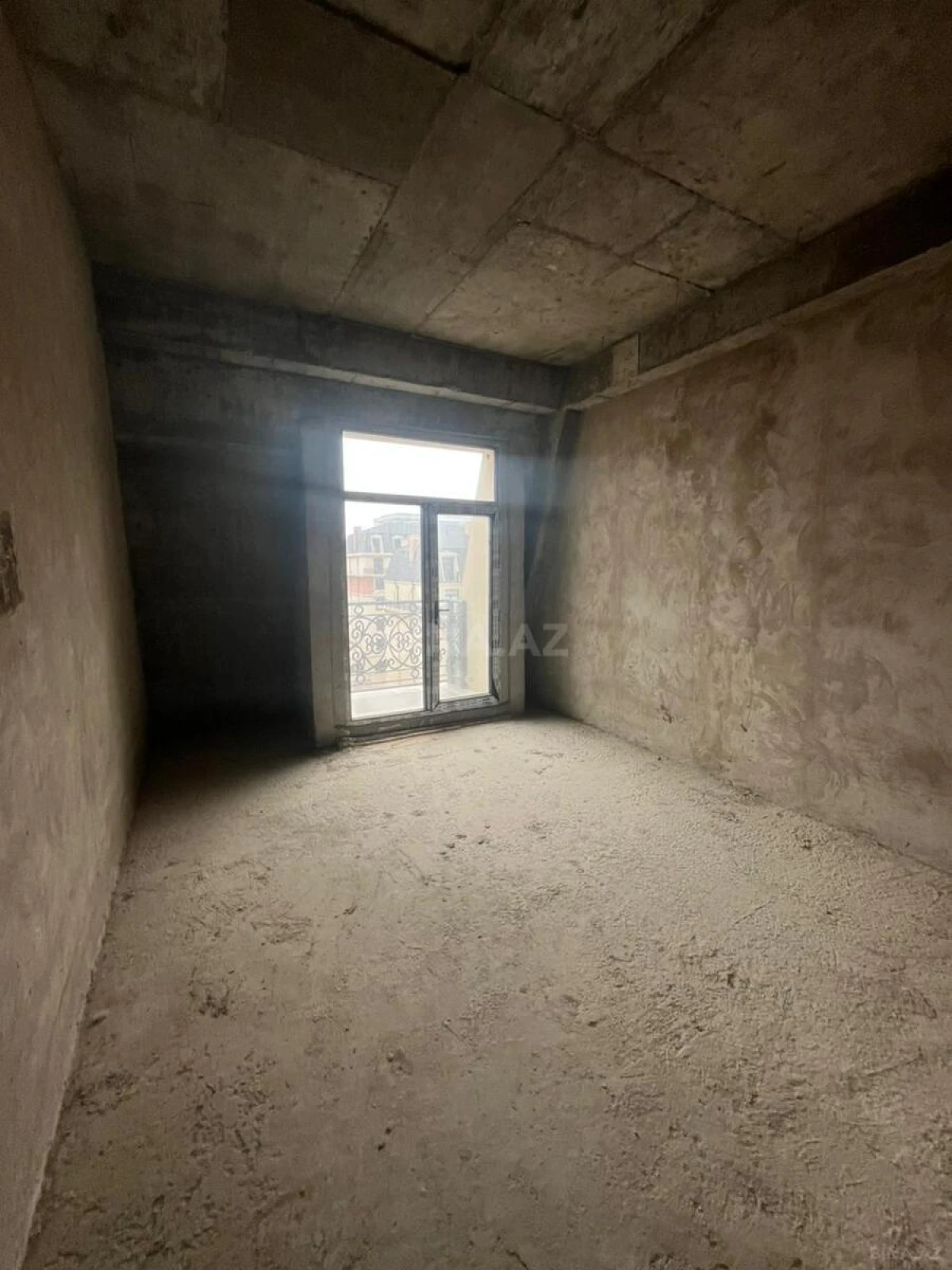 Satılır 4 otaqlı mənzil 180 m²