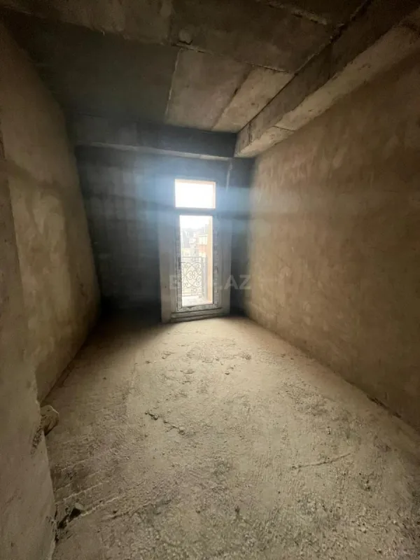 Satılır 4 otaqlı mənzil 180 m²