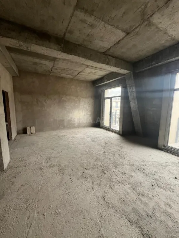 Satılır 4 otaqlı mənzil 180 m²