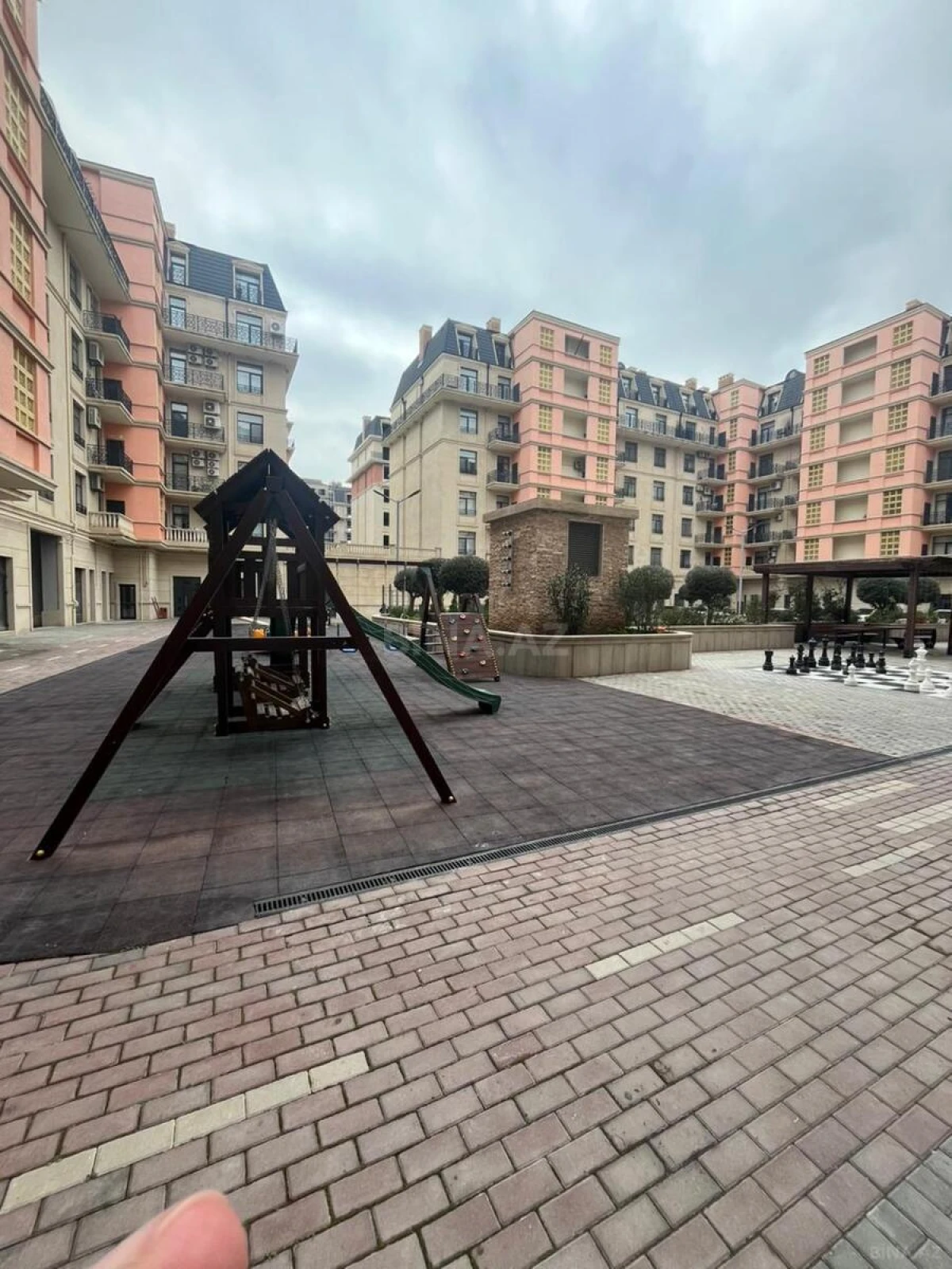 Satılır 4 otaqlı mənzil 180 m²