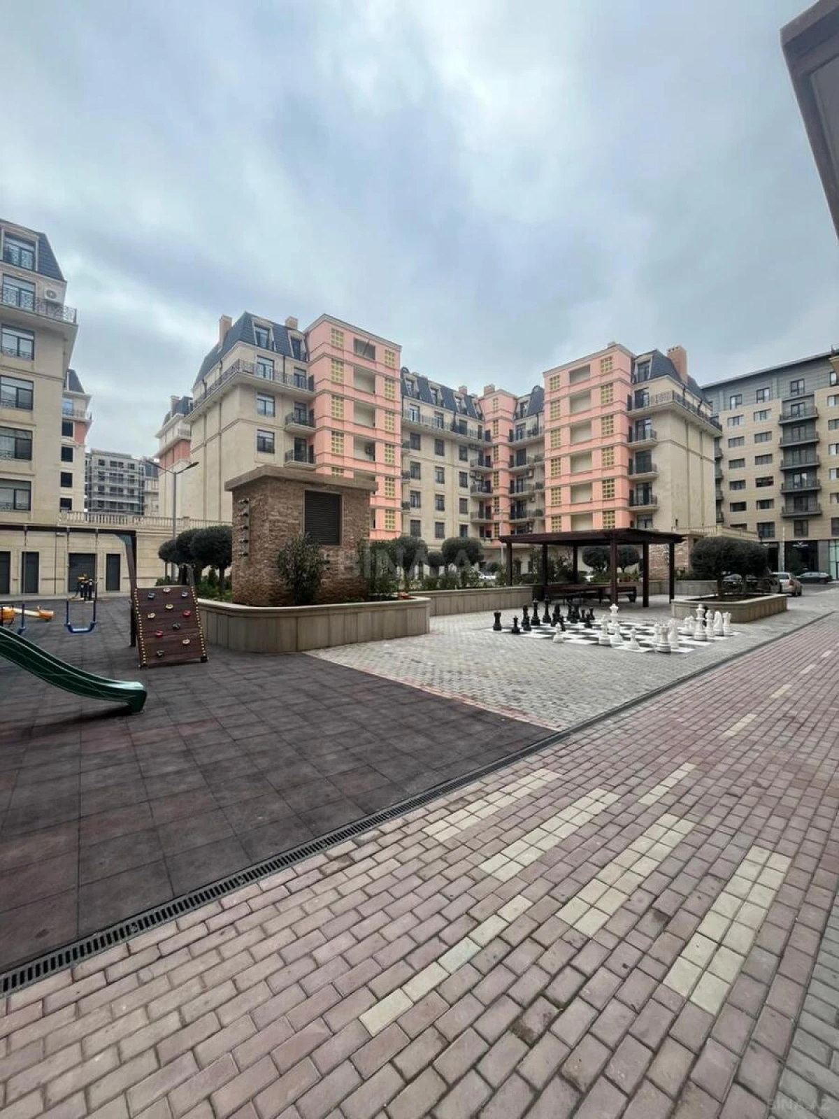 Satılır 4 otaqlı mənzil 180 m²