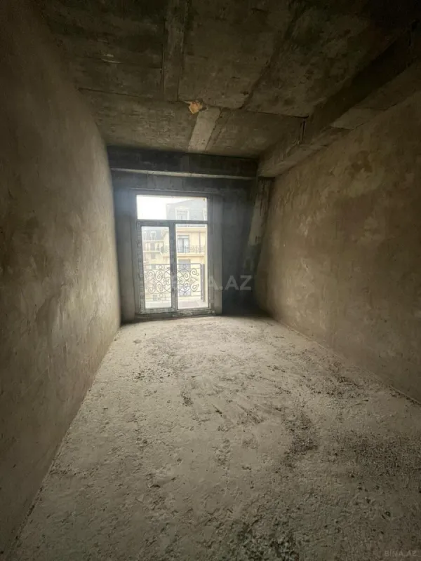 Satılır 4 otaqlı mənzil 180 m²