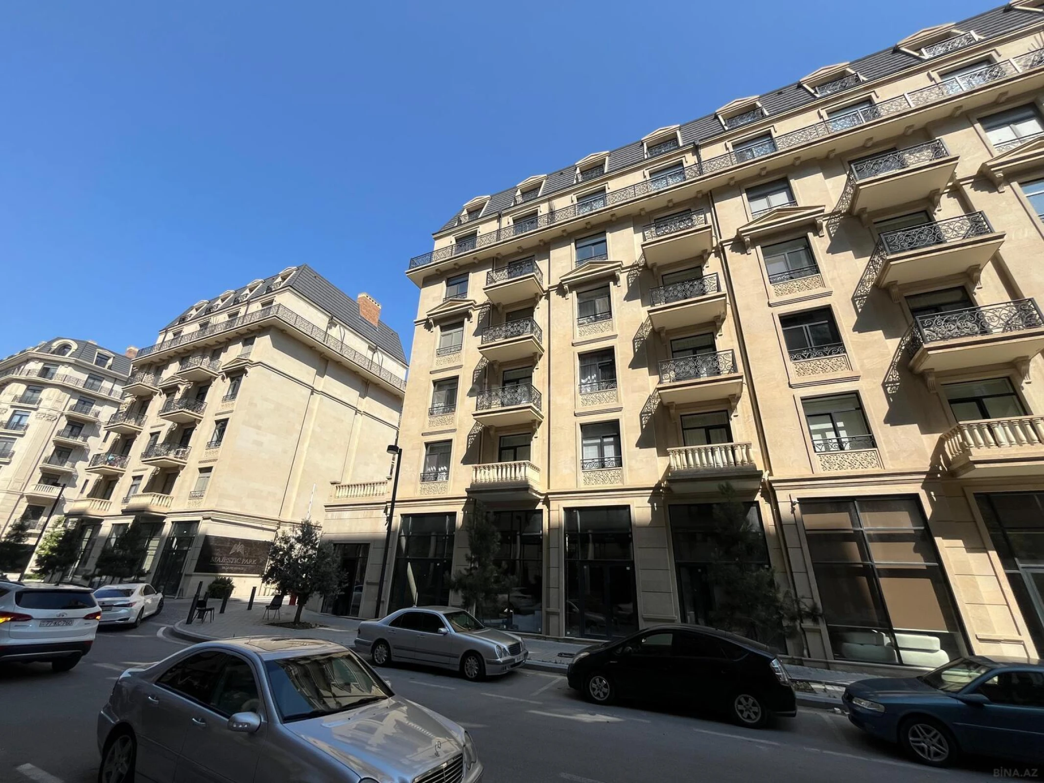Satılır 4 otaqlı mənzil 180 m²