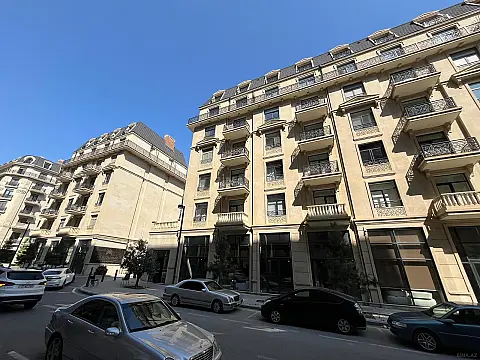 Satılır 4 otaqlı mənzil 180 m² — Bakı 4 otaq 180.00 m²