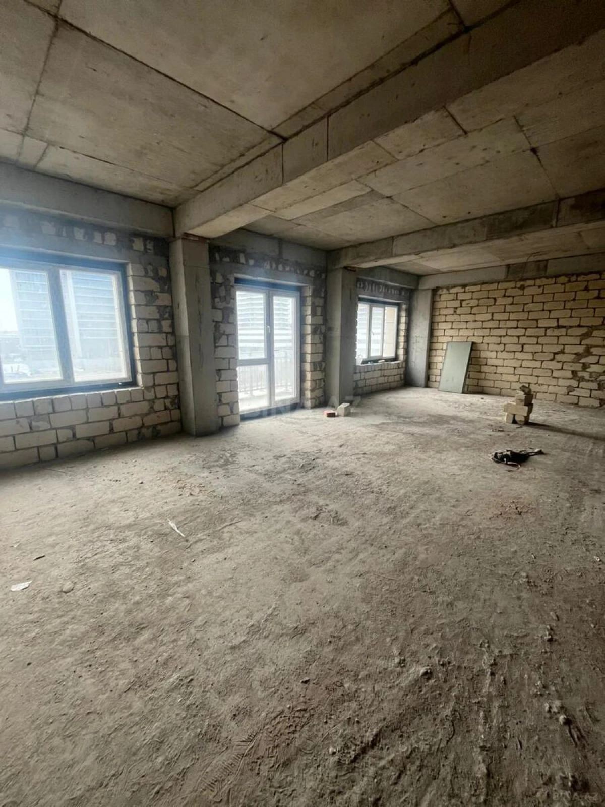 Satılır 3 otaqlı mənzil 141 m²