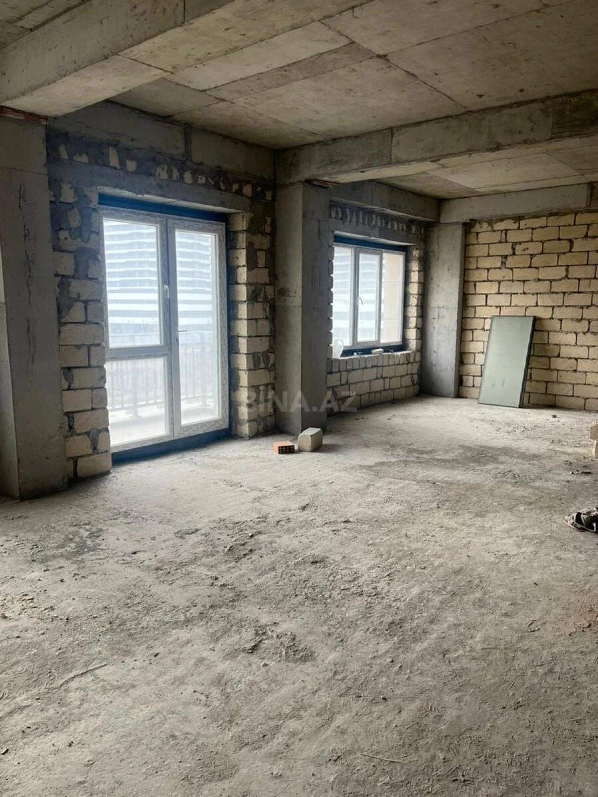 Satılır 3 otaqlı mənzil 141 m²