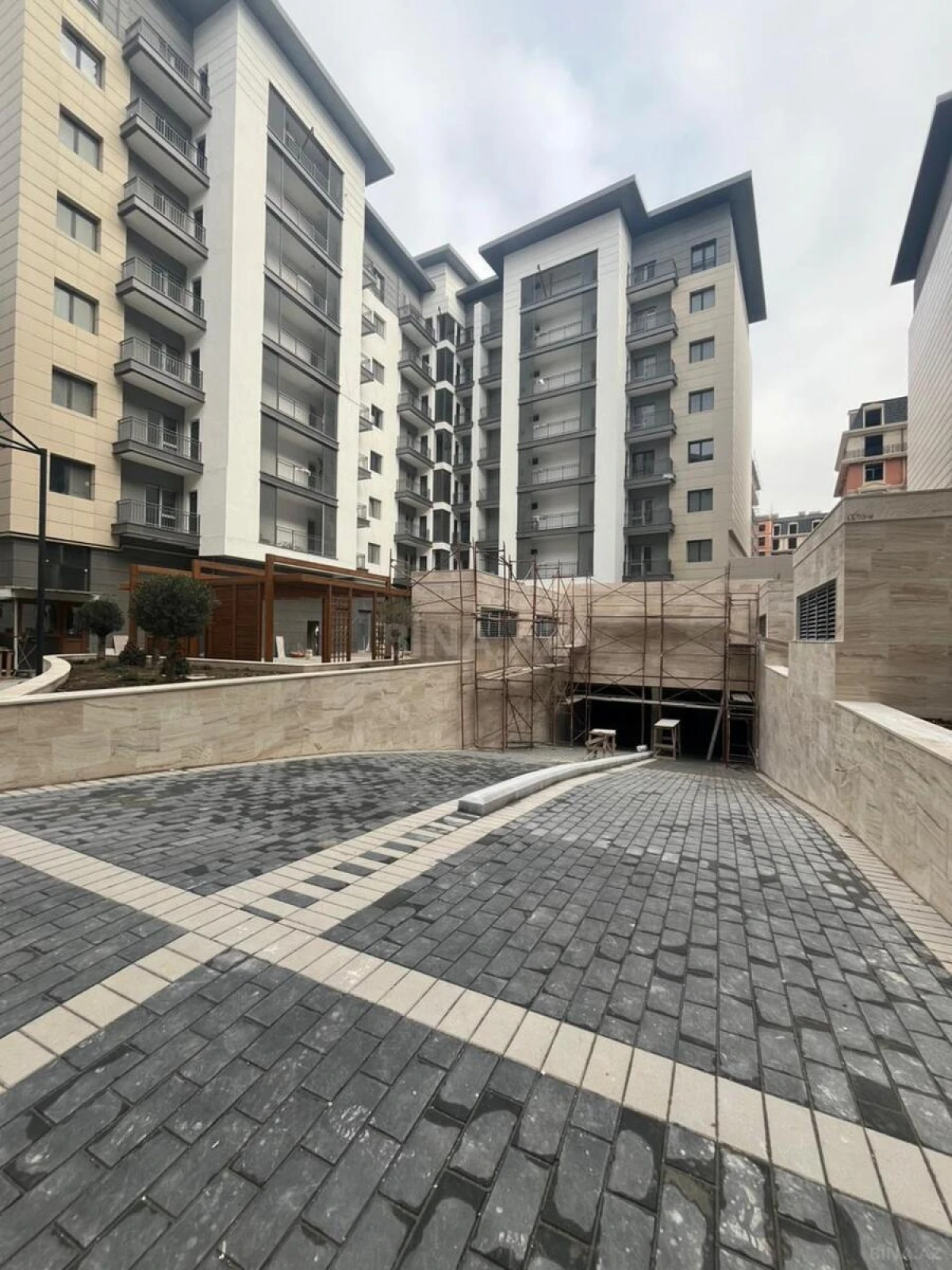 Satılır 3 otaqlı mənzil 141 m²