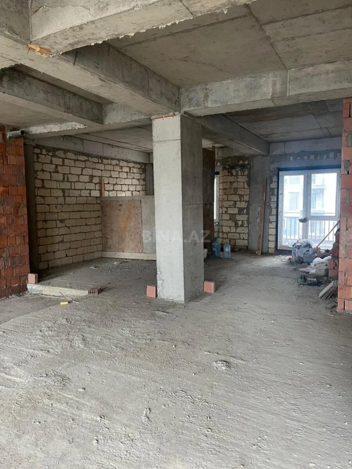 Satılır 3 otaqlı mənzil 141 m²