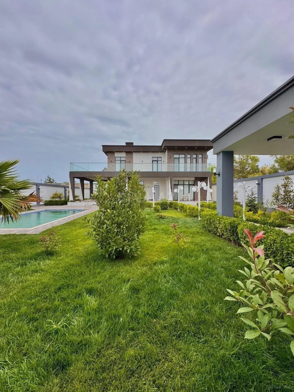 Kirayə verilir 5 otaqlı həyət evi 300 m²